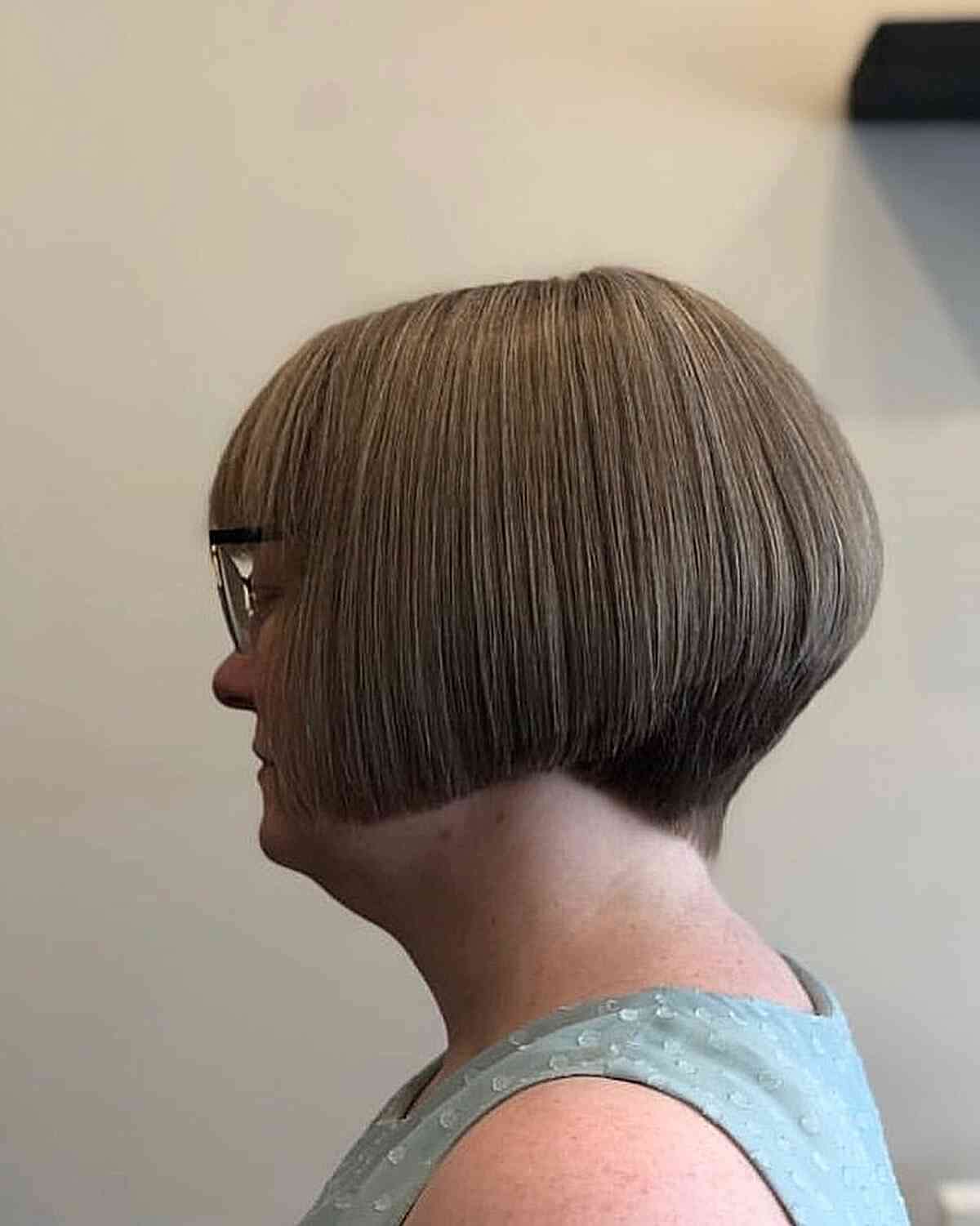 Smooth inverted jaw-length bob