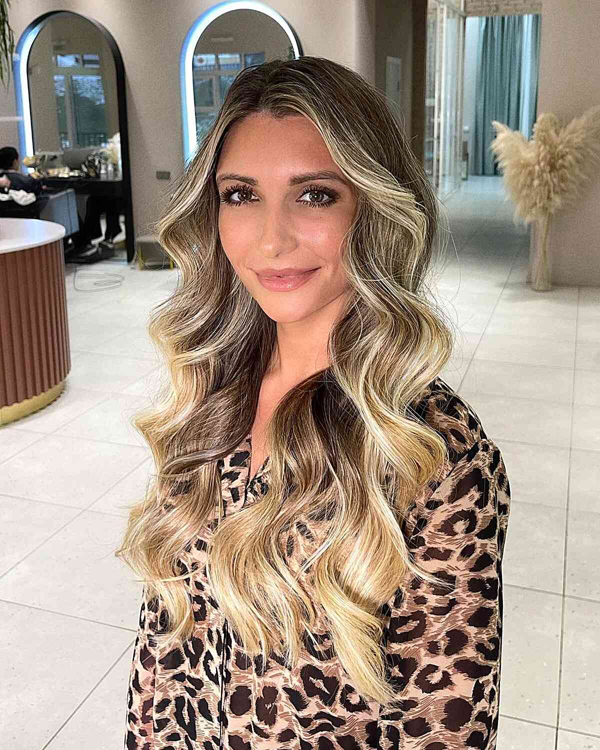 Chic Wavy Balayage Hairstyle in Blonde