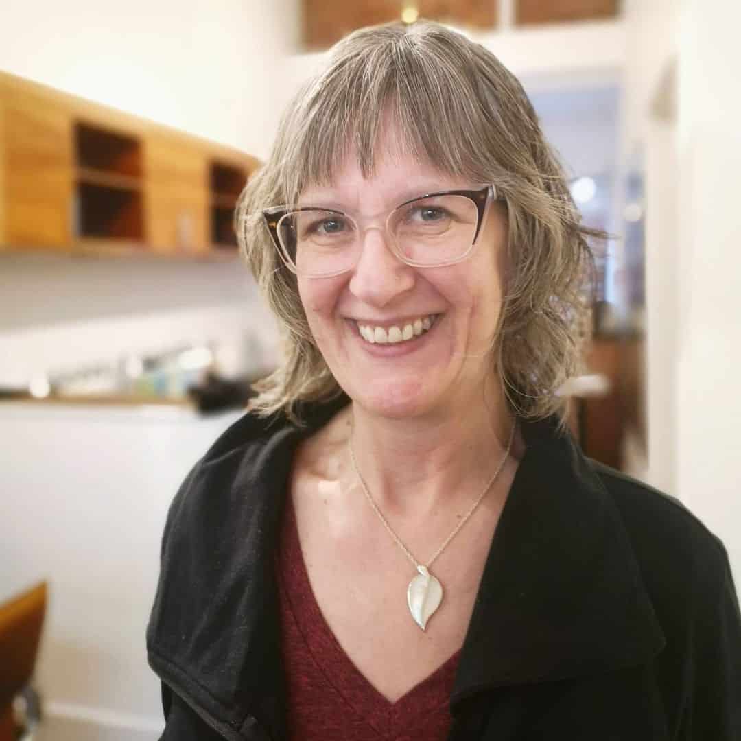 Haircut that Frames the Face for Older Women Wearing Glasses