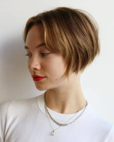 Sophisticated Jaw-Length Bronde Bob with Razor Cut, Designed for Fine Hair